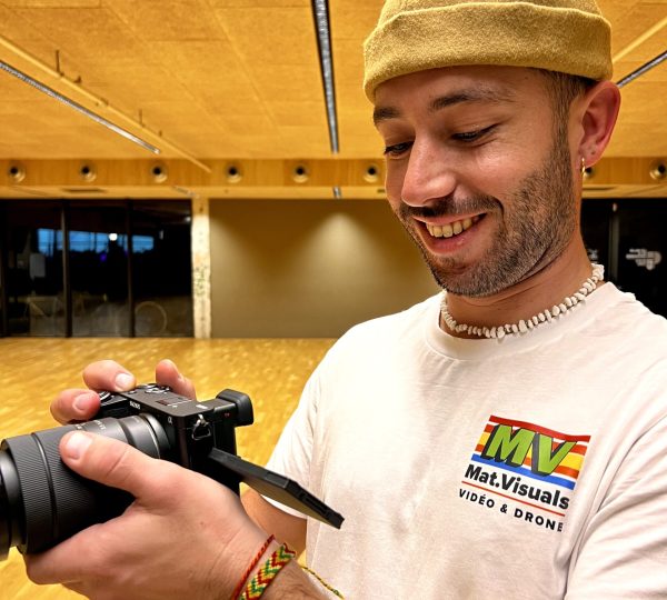 Vidéos corporate, événements sportifs ou culturels, portraits d’artisans, films pour commerçants… Notre promesse : créativité, émotion, et maîtrise technique, avec des prises de vue au sol ou par drone, à Toulouse et partout en France.